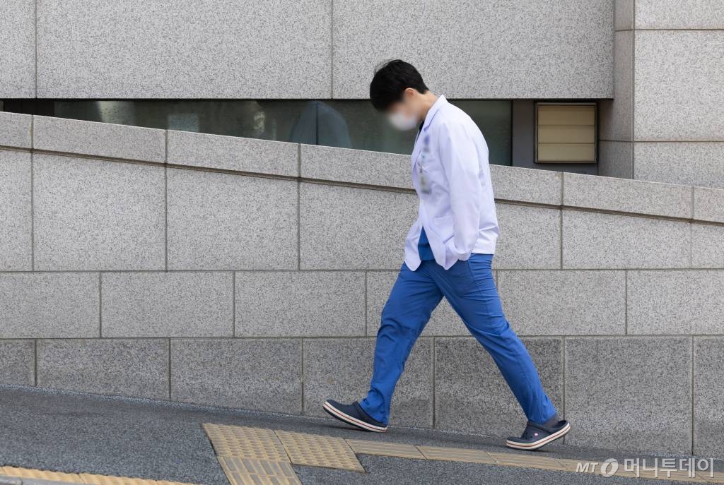 (서울=뉴스1) 이재명 기자 = 정부의 전공의 처벌 방침 등에 반발하는 의대 교수들이 사직서 제출을 예고하는 등 본격적인 집단행동을 예고한 15일 서울의 한 대형병원에서 의료진이 발걸음을 옮기고 있다.  서울대·연세대 등 19개 의과대학 교수들은 이날까지 사직서 제출 여부를 결정하기로 했다. 2024.3.15/뉴스1  Copyright © 뉴스1. All rights reserved. 무단 전재 및 재배포,  AI학습 이용 금지. /사진=(서울=뉴스1) 이재명 기자