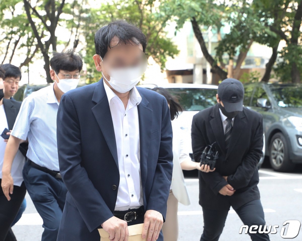 SG증권발 주가폭락 사태에 가담한 증권사 부장 한모씨가 영장실질심사를 받기 위해 서울남부지법에 들어서고 있다./사진=뉴스1 