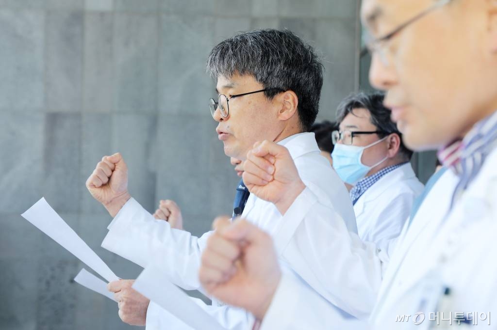 (제주=뉴스1) 오미란 기자 = 제주대학교 의과대학 교수 153명 중 78명으로 구성된 '제주대학교 의과대학 교수협의회'가 15일 제주대 의학전문대학원 앞에서 기자회견을 열고 정부를 향해 일방적인 의대 정원 2000명 확대 추진을 중단할 것을 촉구하고 있다.2024.3.15./뉴스1  Copyright © 뉴스1. All rights reserved. 무단 전재 및 재배포,  AI학습 이용 금지. /사진=(제주=뉴스1) 오미란 기자