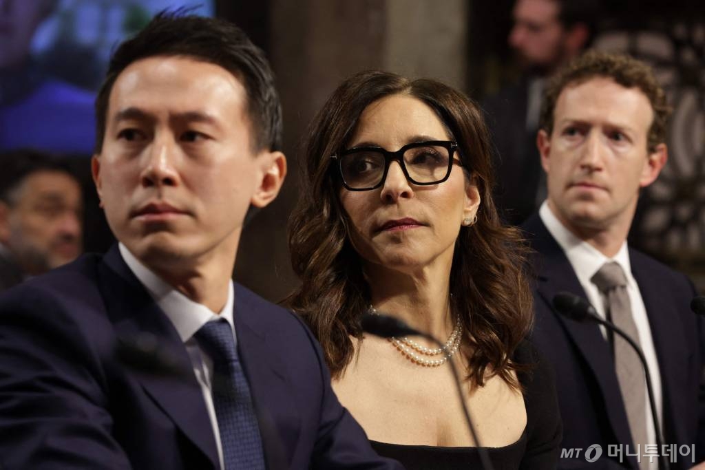 (워싱턴 AFP=뉴스1) 우동명 기자 = 쇼우 지 츄 틱톡 CEO와 린다 야카리노 X(옛 트위터) CEO, 마크 저커버그 메타 CEO가 31일 (현지시간) 워싱턴 의사당의 상원 법사위원회에서 열린 '빅테크와 온라인 아동 성착취 위기' 청문회에 출석을 하고 있다. 2024.2.1 ⓒ AFP=뉴스1 Copyright © 뉴스1. All rights reserved. 무단 전재 및 재배포, AI학습 이용 금지. /사진=(워싱턴 AFP=뉴스1) 우동명 기자