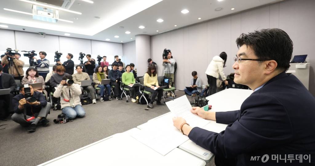 (서울=뉴스1) 신웅수 기자 = 방재승 서울의대 교수협의회 비상대책위원장이 16일 오전 서울 종로구 HJ비즈니스센터에서 기자회견을 하고 있다.   전국 20개 대학이 모인 전국 의과대학 교수 비상대책위원회는 오는 25일부터 자율적으로 사직서를 제출하기로 의결했다.  다만 교수들은 사직이 완료되기 전까지는 환자 진료에는 최선을 다하겠다는 입장이다. 2024.3.16/뉴스1  Copyright © 뉴스1. All rights reserved. 무단 전재 및 재배포,  AI학습 이용 금지. /사진=(서울=뉴스1) 신웅수 기자