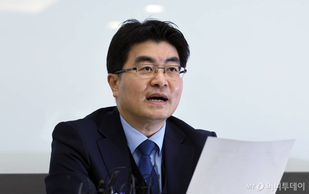 [서울=뉴시스] 김금보 기자 = 방재승 서울의대 교수협의회 비상대책위원장이 16일 오전 서울 종로구 HJ비즈니스센터에서 전국 의과대학 교수 비상대책위원회 총회 집단 사직 여부 논의 결과 발표 기자회견을 열고 취재진 질문에 답하고 있다. 전국 의과대학 교수 비상대책위원회는 오는 25일부터 사직서를 제출하기로 했다. 2024.03.16. kgb@newsis.com /사진=김금보