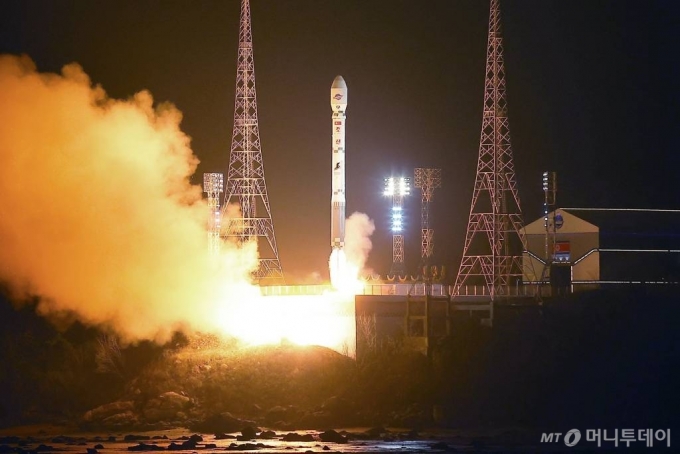 (평양 노동신문=뉴스1) = 북한 노동당 기관지 노동신문은 22일 전날인 21일 밤 발사한 군사정찰위성의 발사가 성공적으로 이뤄졌다고 주장했다. 신문은 "국가항공우주기술총국은 11월21일 22시42분28초에 평안북도 철산군 서해위성발사장에서 정찰위성 '만리경 1호'를 신형위성운반로켓 '천리마 1형'에 탑재해 성공적으로 발사했다"라고 보도했다.   [국내에서만 사용가능. 재배포 금지. DB 금지. For Use Only in the Republic of Korea. Redistribution Prohibited]  rodongp /사진=(평양 노동신문=뉴스1)