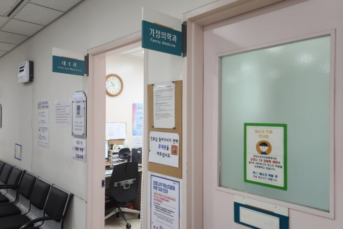 15일 경기 연천군 연천군보건의료원. 문이 닫힌 가정의학과 진료실 옆 내과 진료실의 불이 켜져 있다. /사진=김미루 기자
