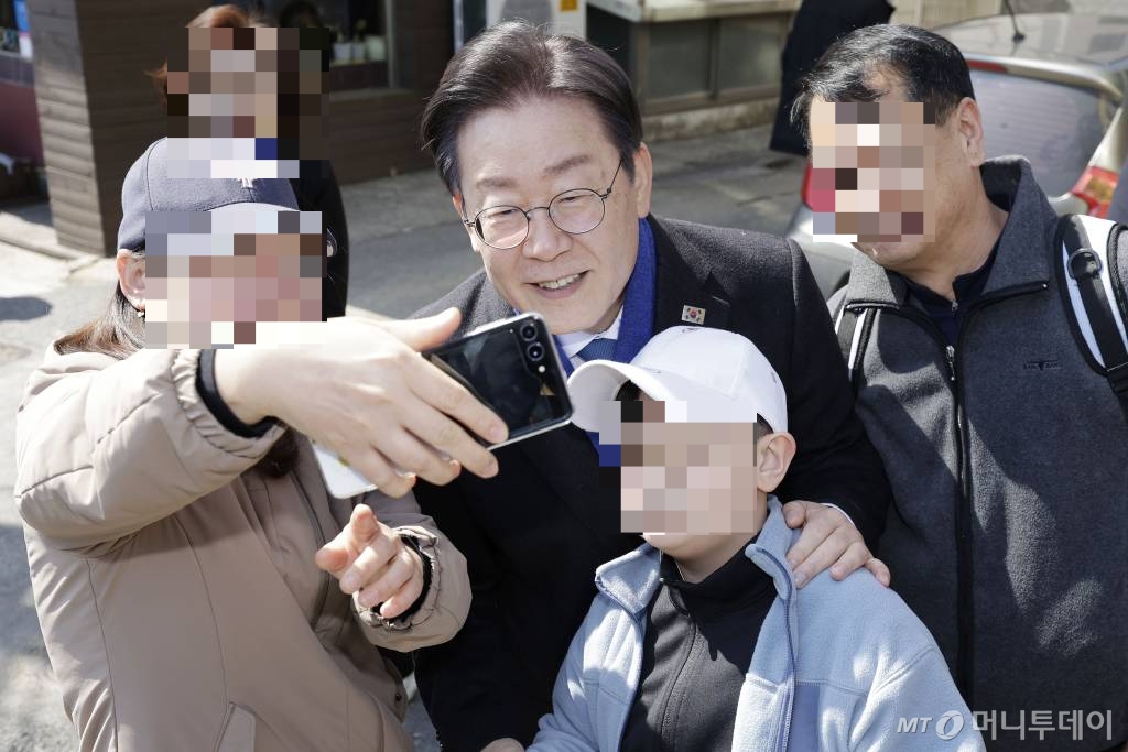 [인천=뉴시스] 최동준 기자 = 이재명 더불어민주당 대표가 10일 지역구인 인천 계양구 계산동 일대에서 시민들과 기념사진을 찍고 있다. 2024.03.10. photocdj@newsis.com /사진=최동준