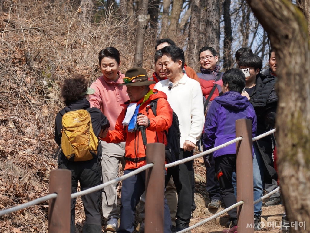 원희룡 전 장관과 이천수 후원회장, 산악인 엄홍길 대장이 16일 인천 계양산 등산 중 주민들과 대화를 나누고 있다. /사진=박상곤 기자