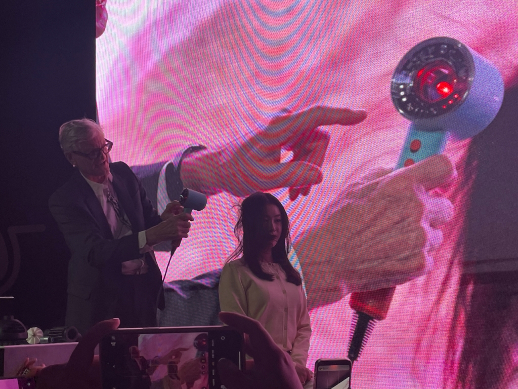 다이슨 창업자 제임스 다이슨 경이 18일 전세계 최초로 한국에서 헤어드라이어 신제품인 슈퍼소닉 뉴럴을 소개하고 있다/사진=한지연기자