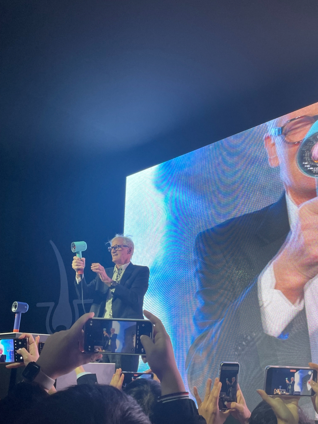 다이슨 창업자 제임스 다이슨 경이 18일 전세계 최초로 한국에서 헤어드라이어 신제품인 슈퍼소닉 뉴럴을 소개하고 있다/사진=한지연기자