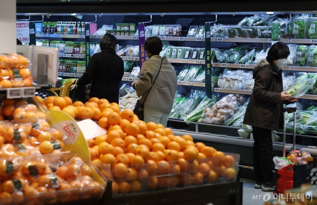 서울의 한 대형마트 과일, 채소 코너 모습.  /사진=뉴시스