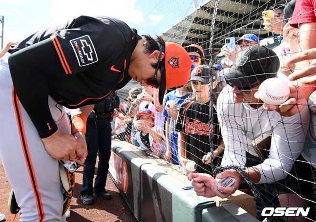 팬들에게 사인을 해주는 샌프란시스코 자이언츠 이정후.