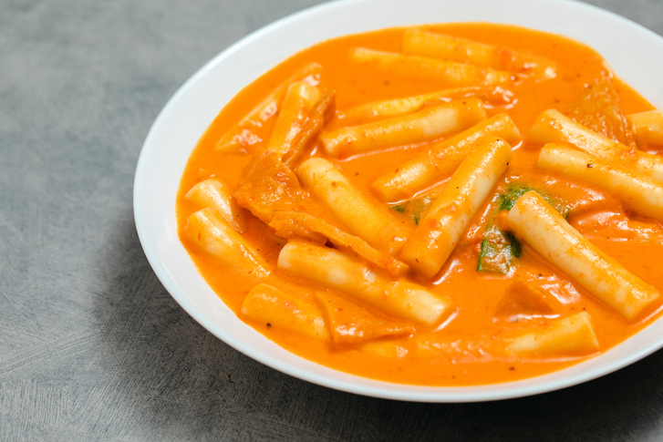 떡볶이를 0.5인분만 파는지 물었다가 진상 취급을 당해 불쾌했다는 한 소비자의 사연을 두고 누리꾼들 사이에 갑론을박이 이어졌다./사진=게티이미지뱅크