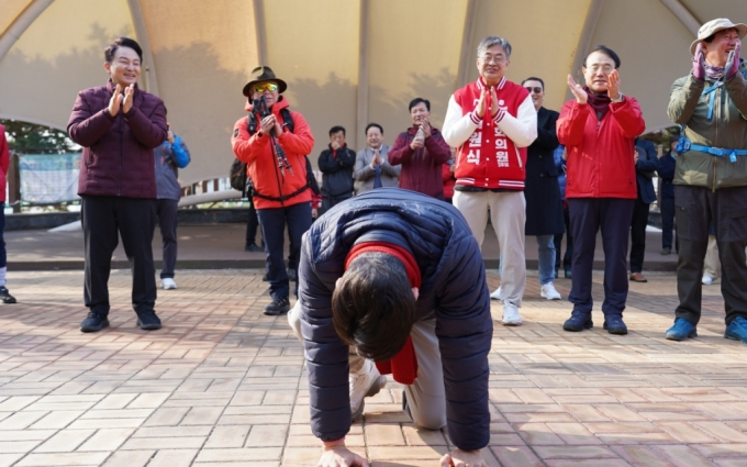 이천수 후원회장이 16일 계양산 등반 전 원희룡 전 장관 지지를 호소하며 큰절을 올리고 있다. /사진=박상곤 기자