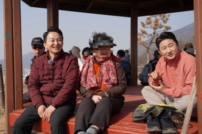 원희룡 전 장관과 이천수 후원회장, 산악인 엄홍길 대장이 16일 인천 계양산 등산 도중 주민들과 대화를 나누며 휴식을 취하고 있다. /사진=박상곤 기자