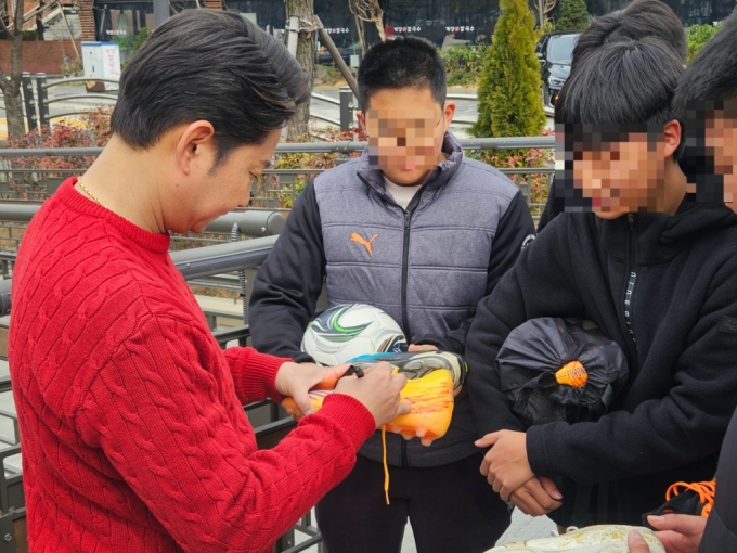 이천수 후원회장이 16일 서부간선수로에서 원희룡 전 장관 유세 도중 중학생들에게 사인을 해주고 있다. /사진=박상곤 기자 