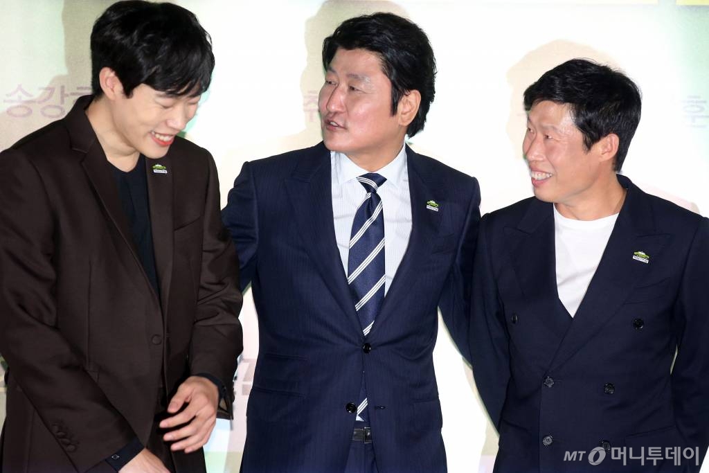 (왼쪽부터)배우 류준열, 송강호, 유해진이 '택시운전사' 언론배급시사회에서 포즈를 취하는 모습. /사진=임성균 기자 tjdrbs23@