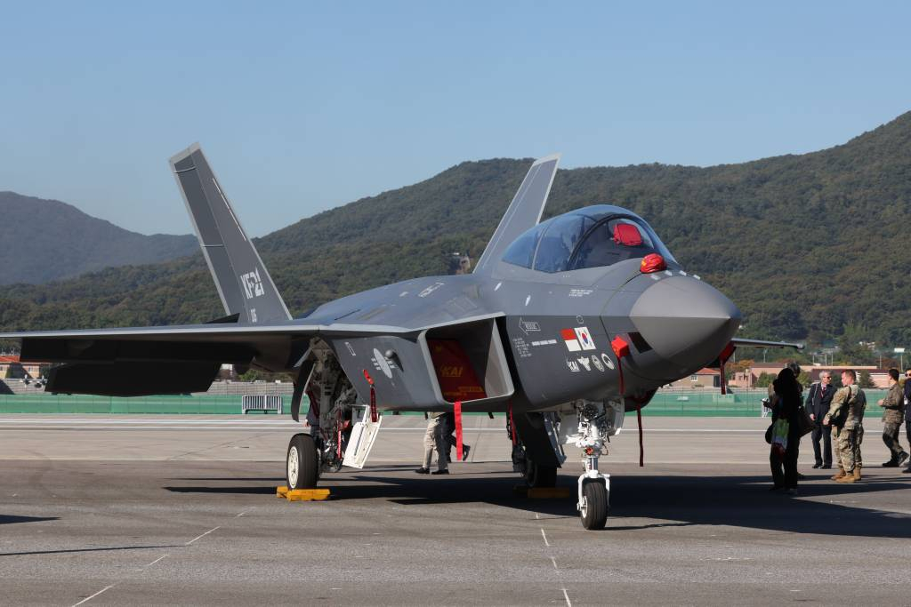 KF-21(한국형전투기) 시제 5호기가 남해 상공에서 '공중 급유' 비행시험에 성공했다. 사진은 지난해 10월 경기도 성남 서울공항에서 열린 '서울 아덱스(ADEX) 2023' 개막식에 전시된 KF-21. / 사진=뉴시스
