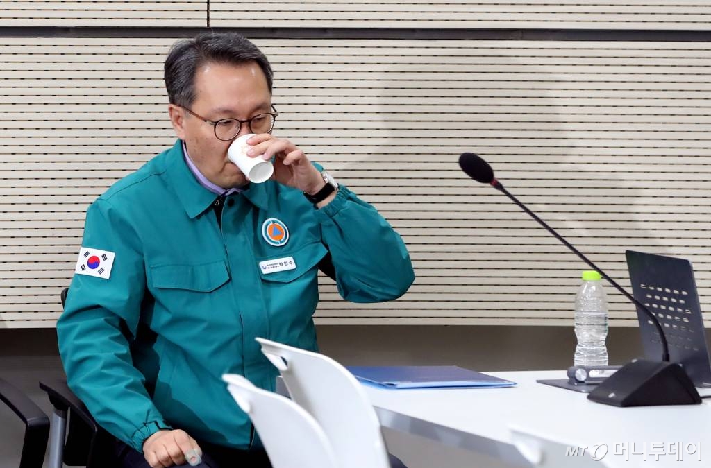 (세종=뉴스1) 김기남 기자 = 박민수 중앙재난안전대책본부 제1총괄조정관(보건복지부 제2차관)이 19일 세종시 정부세종청사에서 의사 집단행동 중앙재난안전대책본부 브리핑을 준비하며 물을 마시고 있다. 2024.3.19/뉴스1  Copyright © 뉴스1. All rights reserved. 무단 전재 및 재배포,  AI학습 이용 금지. /사진=(세종=뉴스1) 김기남 기자