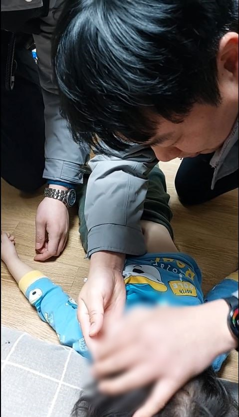 서울 성북경찰서 소속 경찰이 지난 14일 의식을 잃은 3세 여아를 구조하는 모습. /사진=성북경찰서