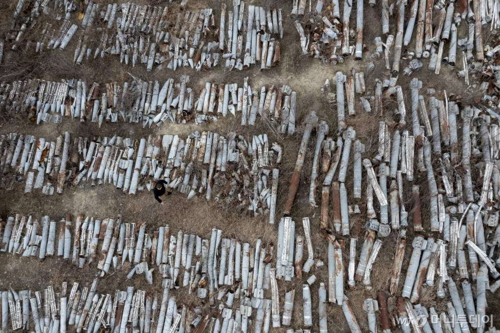 [하르키우=AP/뉴시스] 2024년3월 18일(현지시각) 우크라이나 하르키우에서 러시아의 전쟁 범죄를 수사하는 한 검사가 러시아군의 미사일 파편들을 조사하고 있다. 2024.03.19. /사진=민경찬