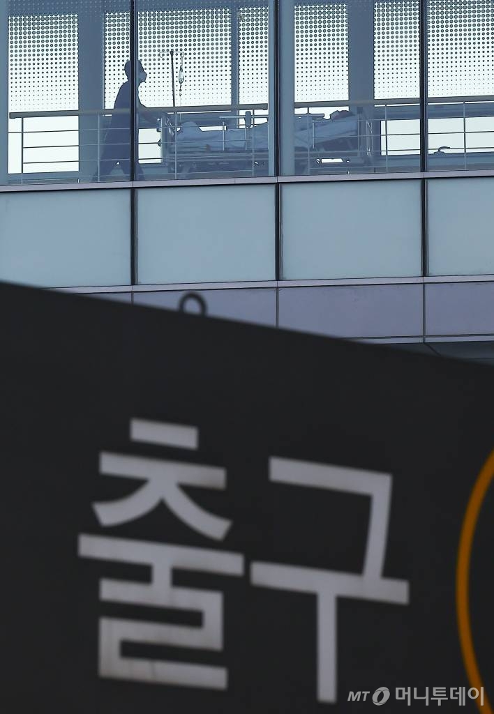 정부의 의대 증원 발표를 하루 앞둔 19일 서울 시내의 한 대학병원에서 의료진과 환자가 이동하고 있다. 위 사진은 기사와 관계 없음. / 사진=뉴시스