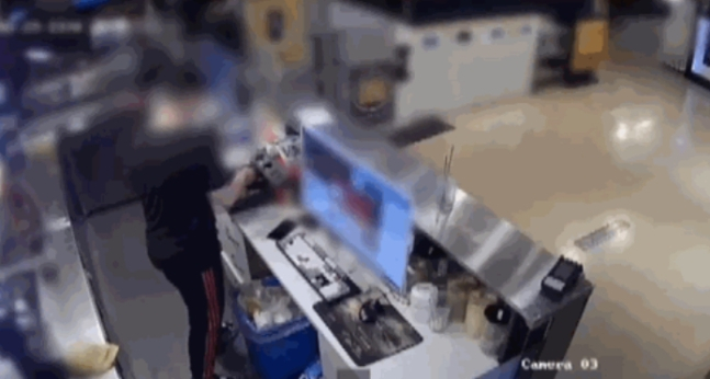 피시방에서 알바생인 척 손님을 안내하고 돈을 훔쳐 달아난 남성 /사진=JTBC '사건반장' 캡처