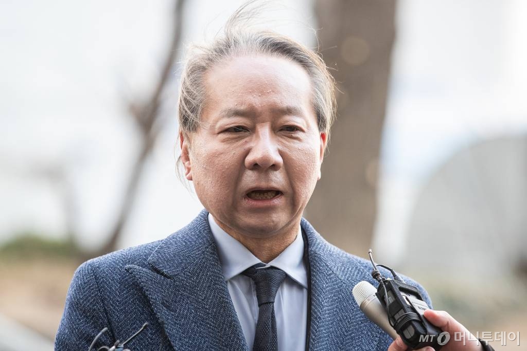 (서울=뉴스1) 유승관 기자 = 전공의 집단사직을 교사했다는 혐의를 받는 주수호 대한의사협회 비상대책위원회 언론홍보위원장이 20일 서울경찰청 공공범죄수사대에 출석하며 발언하고 있다.  주 위원장은 이날 경찰조사에 출석하며 "오늘부로 대한민국 13만 의사들은 의지를 모아 윤석열 정권 퇴진 운동에 나설 것"이라고 밝혔다. 2024.3.20/뉴스1  Copyright © 뉴스1. All rights reserved. 무단 전재 및 재배포,  AI학습 이용 금지. /사진=(서울=뉴스1) 유승관 기자