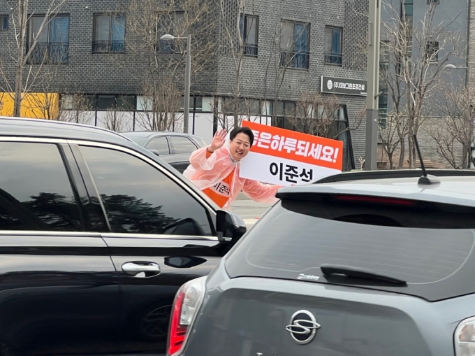 이준석 개혁신당 대표가 19일 동탄IC 진출로 병목지점에서 출근인사를 하고 있다. /사진=박소연 기자