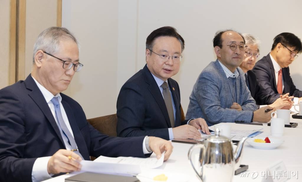 [서울=뉴시스] 황준선 기자 = 조규홍 보건복지부 장관이 19일 서울 모처에서 10개 국립대학병원장들과 만나 간담회를 하고 있다. (사진=보건복지부 제공) 2024.03.19. photo@newsis.com *재판매 및 DB 금지 /사진=