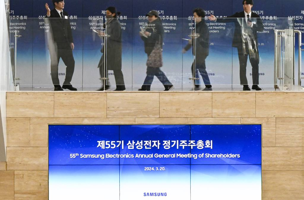 제55기 삼성전자 정기주주총회가 20일 경기 수원 영통구 하동 수원컨벤션센터에서 온-오프라인 병행으로 진행,주주들이 주주확인을 하고 있다. /사진=머니S.