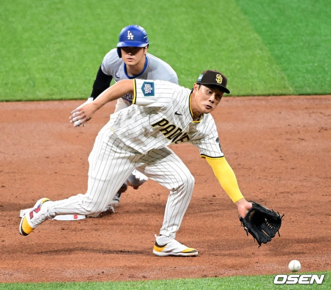 김하성(오른쪽)이 3회  오타니의 2루 도루를 막기 위해 수비하고 있다.