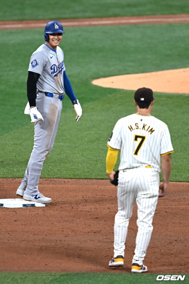 김하성(왼쪽)이 오타니와 3회 2사 1루 상황에서 웃으며 인사를 나누고 있다.
