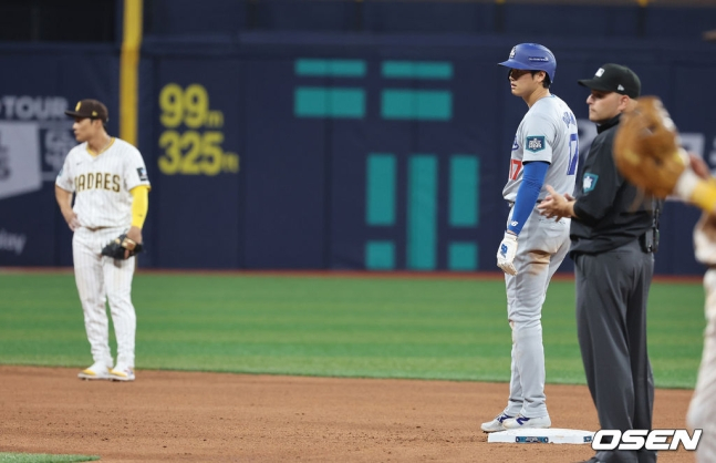 5회 김하성(왼쪽)과 오타니.