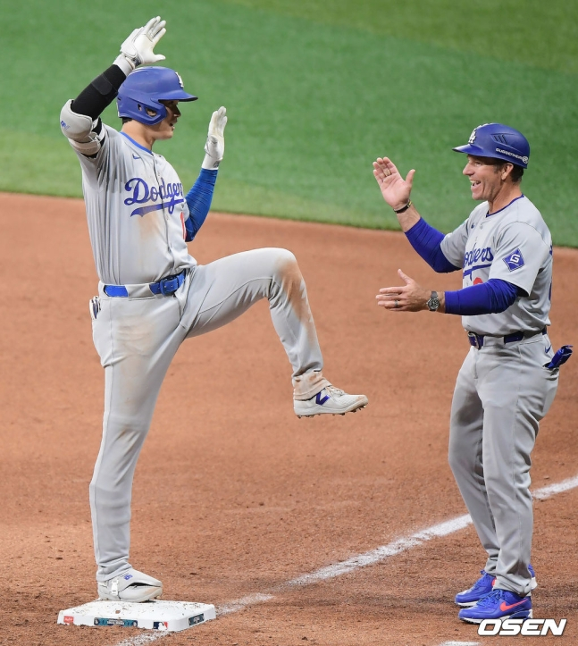 오타니가 8회 1사 후 적시타를 친 뒤 환호하고 있다.