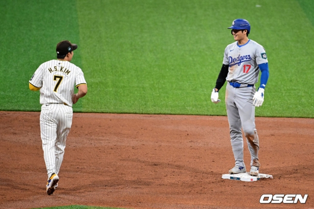 김하성(왼쪽)이 오타니와 3회 2사 1루에서 인사를 나누고 있다.