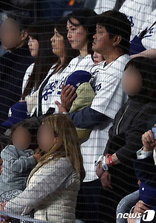 20일 서울 구로구 고척스카이돔에서 열린 2024 미국 메이저리그(MLB) 월드투어 서울시리즈 개막전 샌디에이고 파드리스와 로스엔젤레스(LA) 다저스의 경기에서 다저스 오타니의 부인 다나카 마미코를 비롯한 가족들이 자리하고 있다. /사진=뉴스1