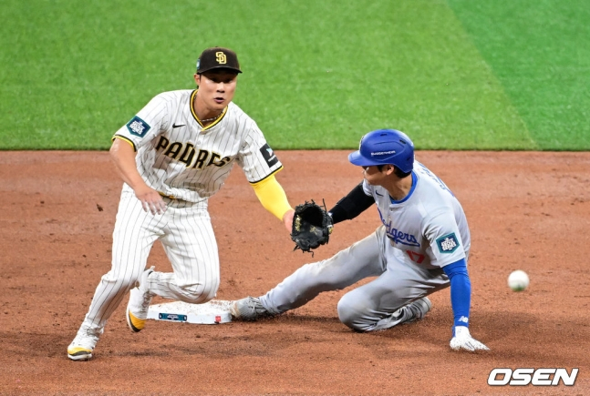 김하성(왼쪽)이 3회  오타니의 2루 도루를 막기 위해 수비하고 있다.