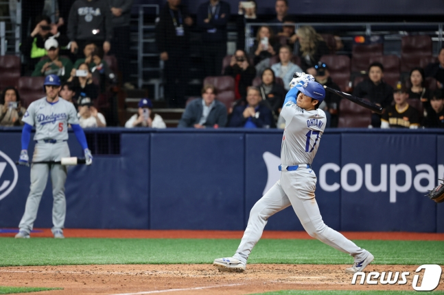 20일 서울 구로구 고척스카이돔에서 열린 2024 미국 메이저리그(MLB) 월드투어 서울시리즈 개막전 샌디에이고 파드리스와 로스엔젤레스(LA) 다저스의 경기 8회초 1사 주자 1,2루 상황 다저스 오타니가 1타점 적시타를 날리고 있다.  /사진=뉴스1