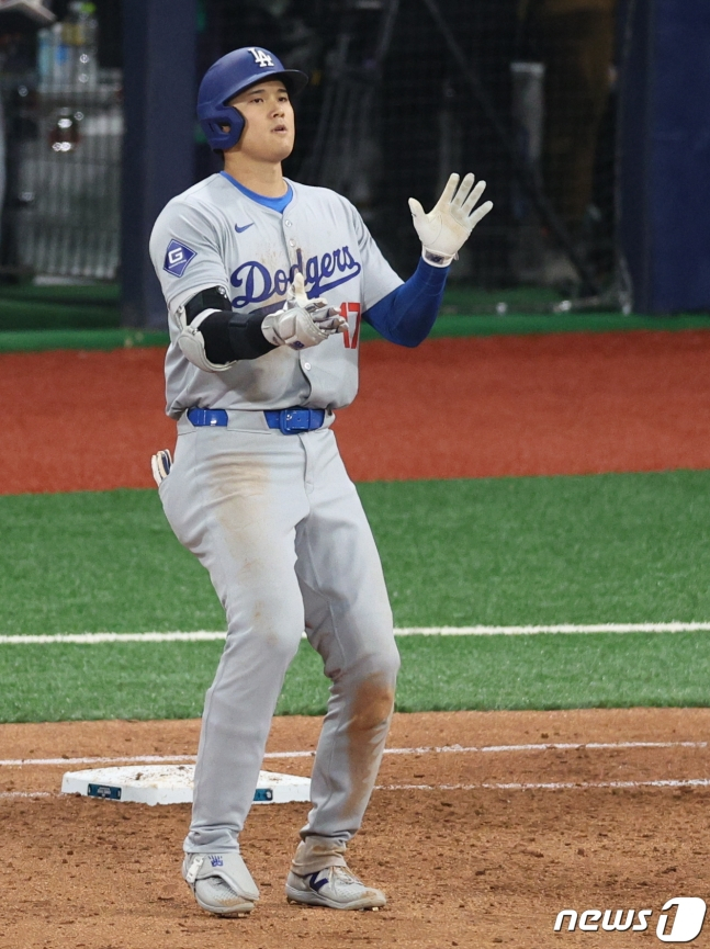 20일 서울 구로구 고척스카이돔에서 열린 2024 미국 메이저리그(MLB) 월드투어 서울시리즈 개막전 샌디에이고 파드리스와 로스엔젤레스(LA) 다저스의 경기 8회초 1사 주자 1,2루 상황 다저스 오타니가 1타점 적시타를 날린 뒤 1루에 안착해 손뼉을 치고 있다.  /사진=뉴스1