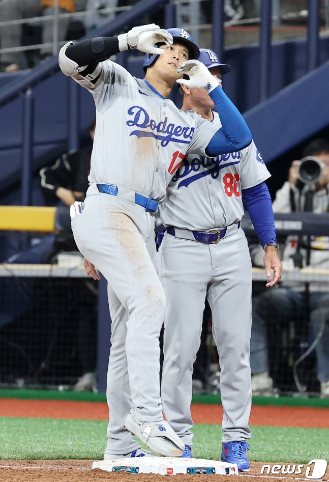 20일 서울 고척스카이돔에서 열린 2024년 미국프로야구 메이저리그(MLB) 정규시즌 개막전 로스앤젤레스 다저스와 샌디에이고 파드리스의 경기. 3회초 2사 때 로스앤젤레스 다저스 오타니 쇼헤이가 안타를 친 후 기뻐하고 있다. /사진=뉴스1