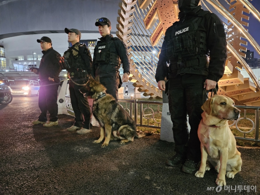 지난 20일 서울 고척스카이돔에서 열린 2024년 MLB 정규시즌 개막전 경비를 위해 배치된 경찰특공대와 K-9(경찰견)/사진=정세진 기자 