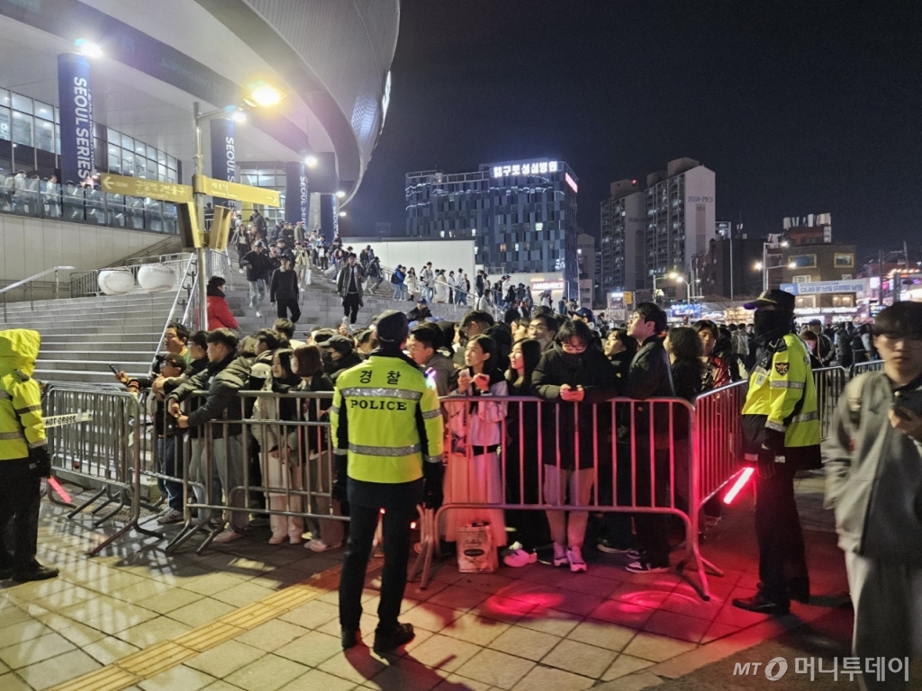 지난 20일 서울 고척스카이돔에서 열린 2024년 미국프로야구 메이저리그(MLB) 정규시즌 개막전이 끝나고 샌디에이고 파드라스 선수들이 탄 버스를 지켜보기 위해 모여든 관중들. /사진=정세진 기자 