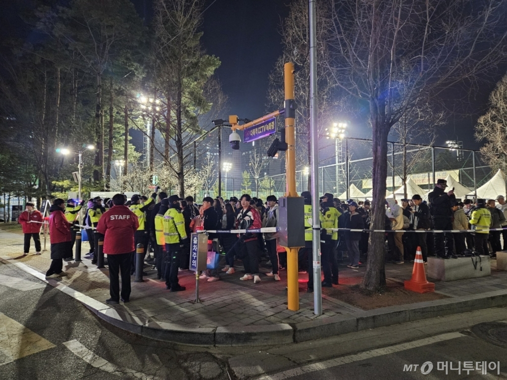 경찰이 지난 20일 서울 고척스카이돔에서 열린 2024년 미국프로야구 메이저리그(MLB) 정규시즌 개막전이 끝나고 지하철 구일역 2번출구 앞에서 인파를 통제 중이다./사진=정세진 기자 