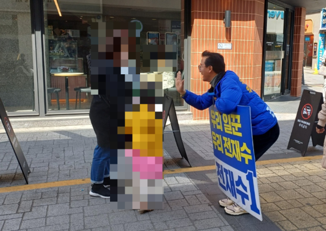 지난 19일 부산 북구 덕천동 젊음의거리를 찾은 전재수 더불어민주당 후보가 유세중 만난 아이와 하이파이브를 하고 있다. /사진=오석진 기자 