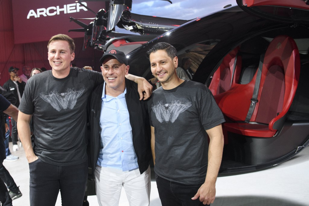 피겨AI 창업자 브렛 애드콕(왼쪽)이 2021년 캘리포니아 호손에서 열린 전기비행기 스타트업 아처 에비에이션 제품 설명회에서 아처 공동 창업자 애덤 골드스타인(오른쪽), 제트닷컴 창업자 마크 로어와 함께 포즈를 취하고 있다. 제트닷컴은 2016년 미국 최대 유통업체 월마트에 인수됐다. 인수 가격은 33억 달러로 제트닷컴은 월마트가 사들인 기업 중 가장 비싼 몸값을 자랑한 곳이 됐다. /AFPBBNews=뉴스1