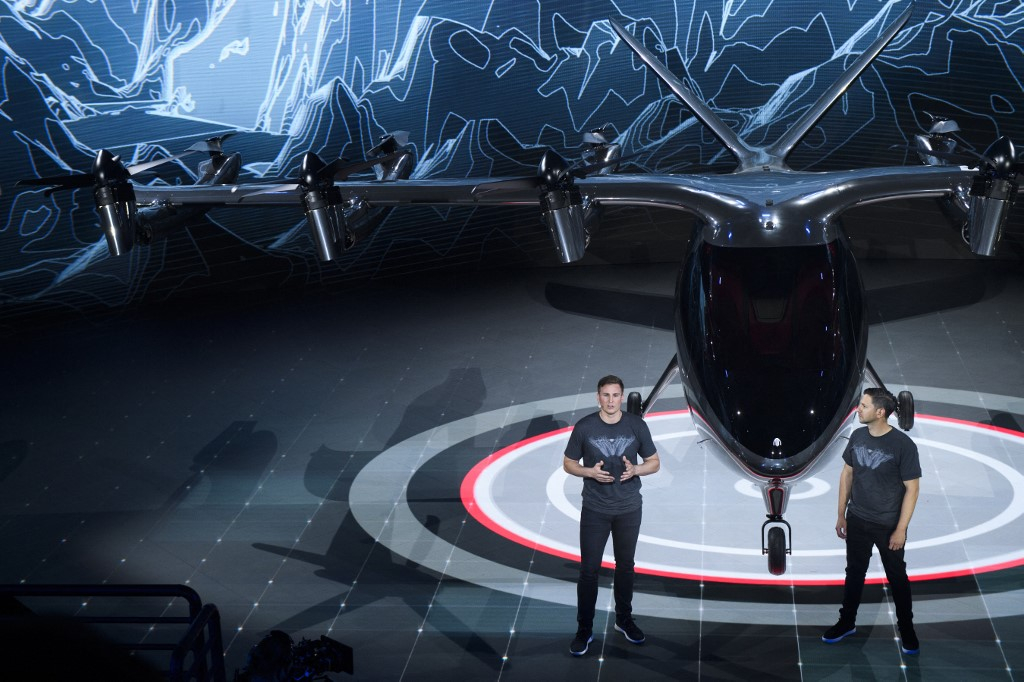 피겨AI 창업자 브렛 애드콕(왼쪽)이 2021년 캘리포니아 호손에서 열린 전기비행기 스타트업 아처 에비에이션 제품 설명회에서 아처 공동 창업자 애덤 골드스타인과 함께 발언하고 있다./AFPBBNews=뉴스1