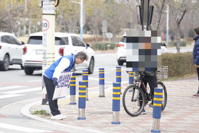 변성완 부산 강서구 더불어민주당 후보가 길거리 인사를 하고 있다. /사진=변성완 후보 선거사무소 제공