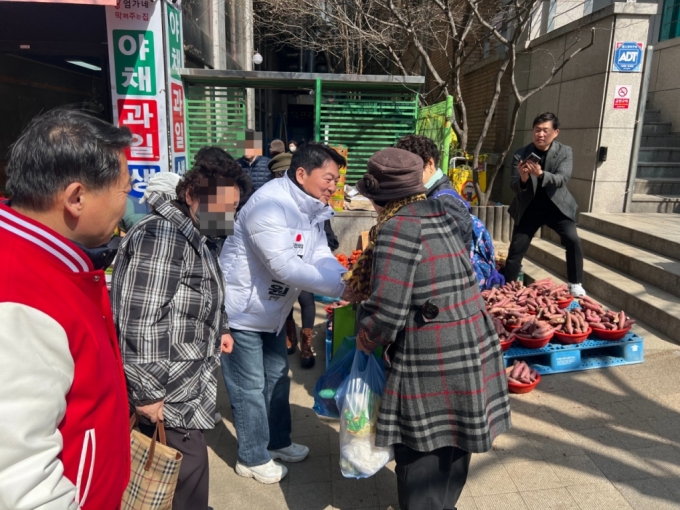 안철수 국민의힘 의원이 20일 야탑동 한 과일가게서 주민들에게 인사를 하고 있다. /사진=박소연 기자