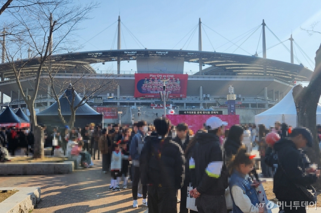 21일 서울 마포구 월드컵경기장에서 팬들이 유니폼을 사려고 기다리고 있다. /사진=김미루 기자