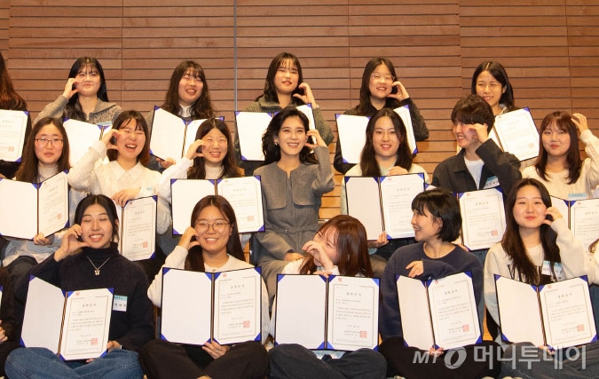 이부진 호텔신라 사장 겸 두을장학재단 이사장이 지난 1월 서울 용산구 리움미술관에서 열린 2024 장학증서 수여식에서 신규 장학생들과 기념촬영을 하는 모습./사진=뉴시스(두을장학재단 제공)