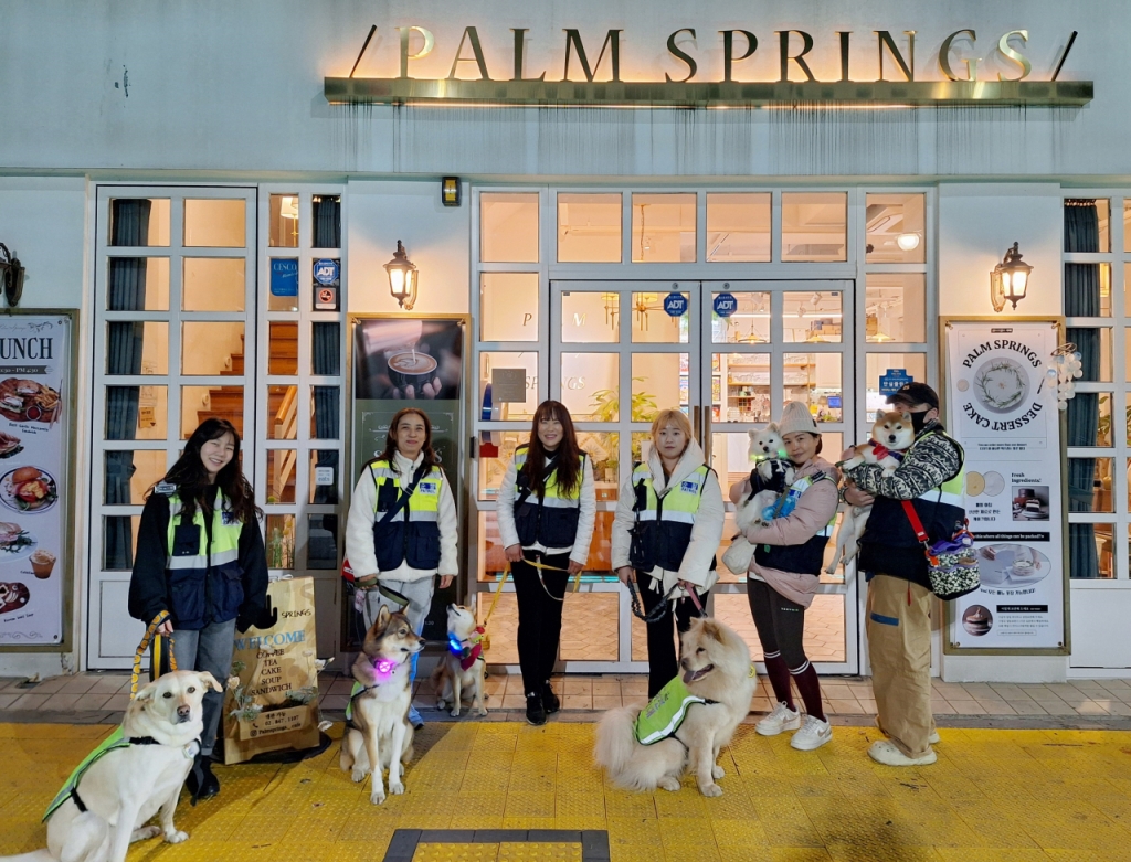 지난 21일 서울 영등포구 신길동의 한 카페에서 만난 반려견 순찰대원들. /사진=김지은 기자